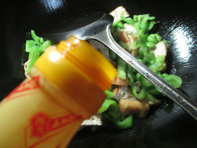 尖椒油豆腐炒毛豆步骤7