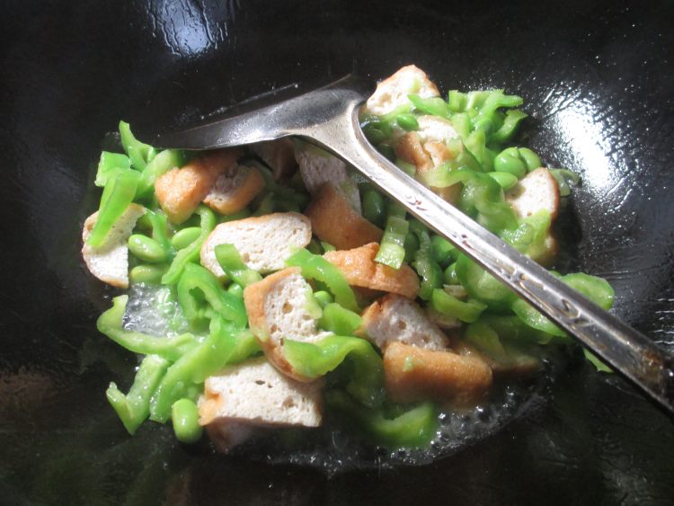 尖椒油豆腐炒毛豆步骤6