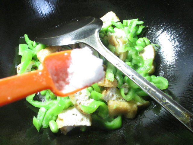 尖椒油豆腐炒毛豆步骤8