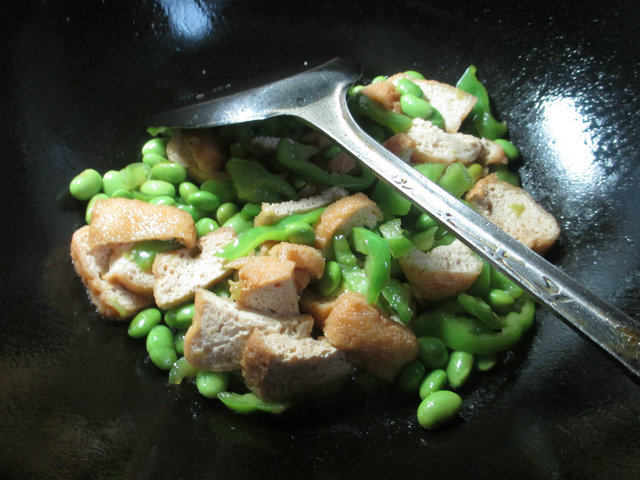 尖椒油豆腐炒毛豆步骤9