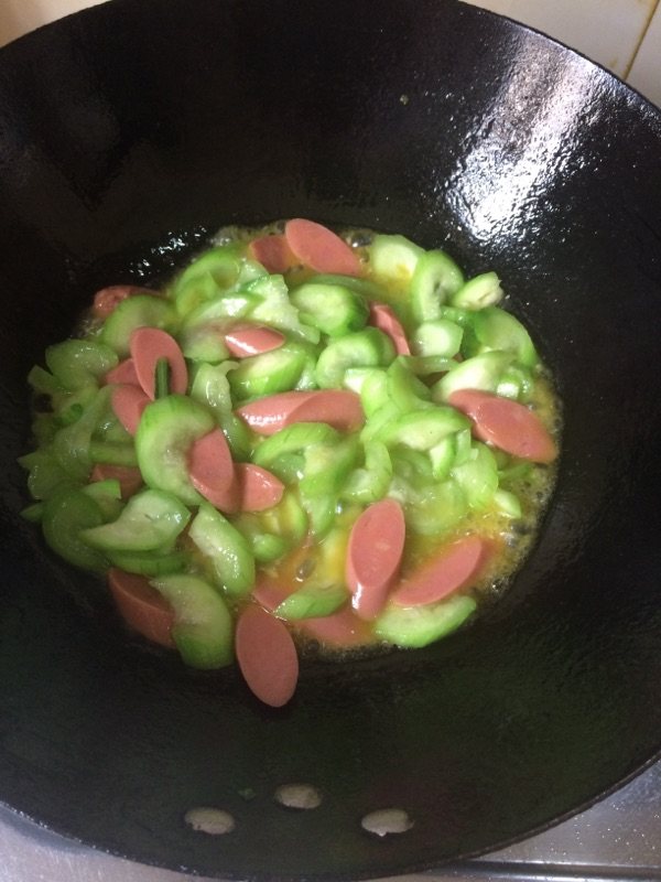丝瓜炒火腿肠步骤7