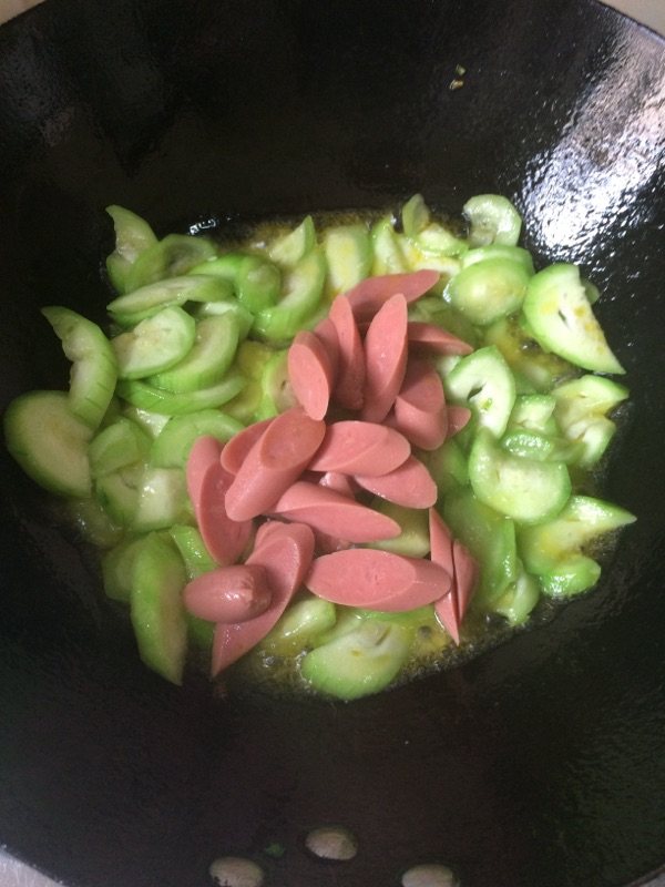 丝瓜炒火腿肠步骤6