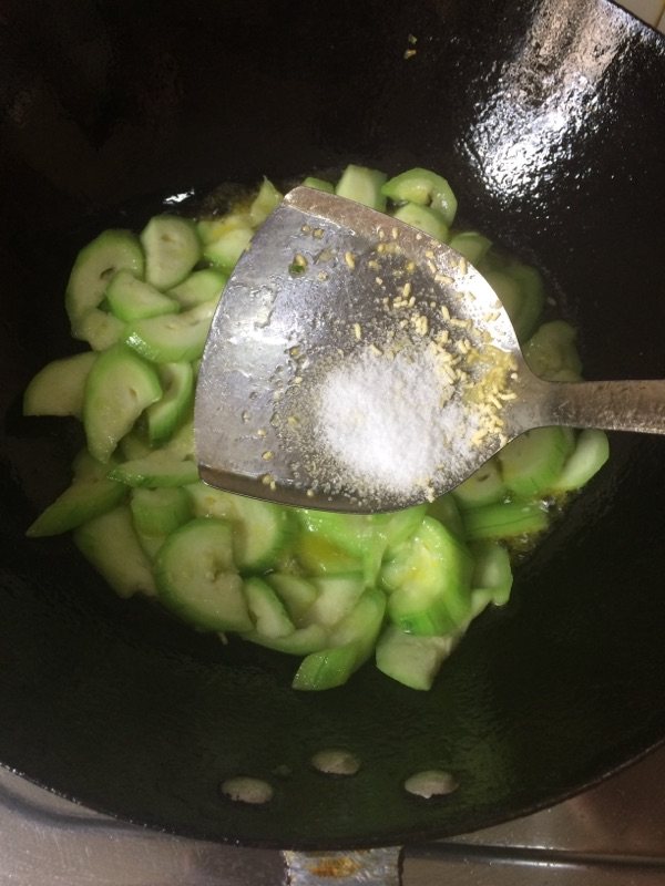 丝瓜炒火腿肠步骤5