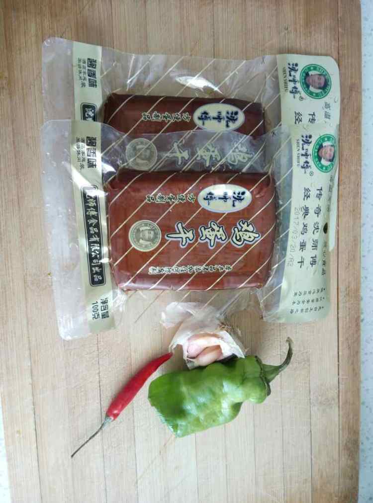 凉拌鸡蛋干步骤1