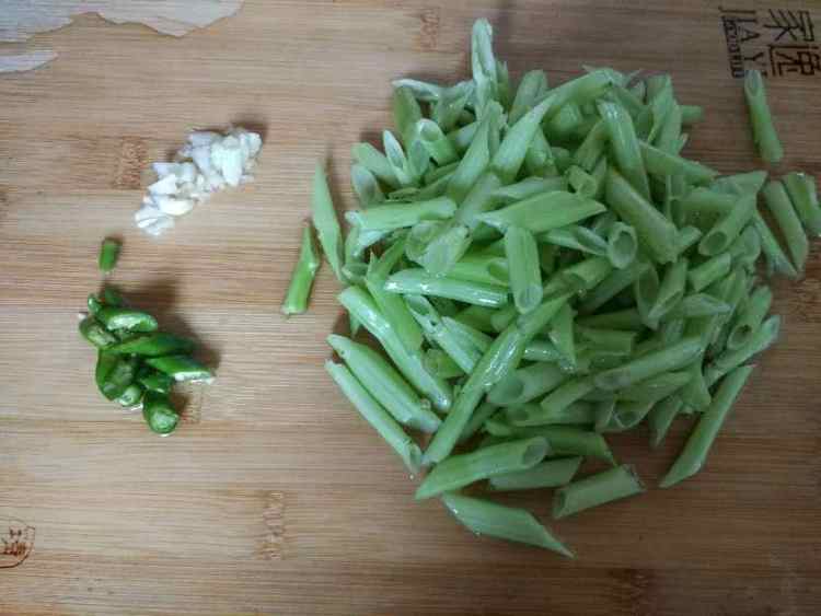 酸辣通心菜梗步骤2