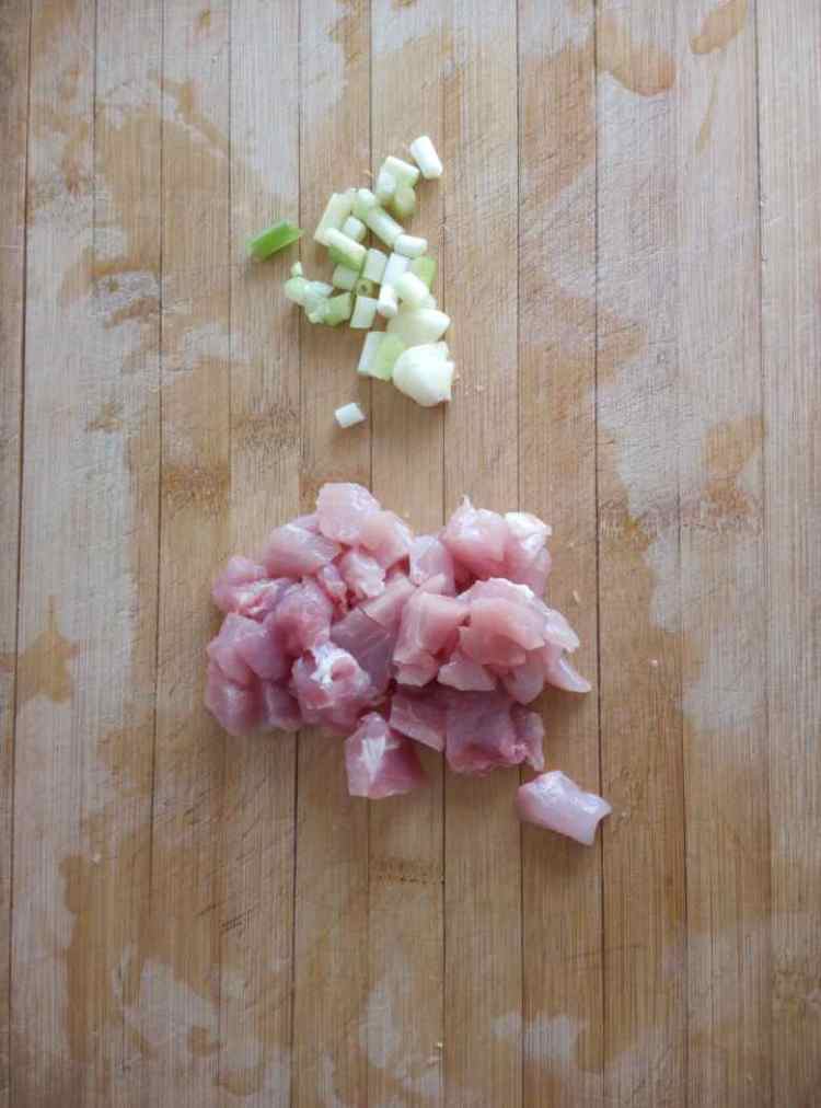 杏鲍菇黄瓜炒肉丁步骤3