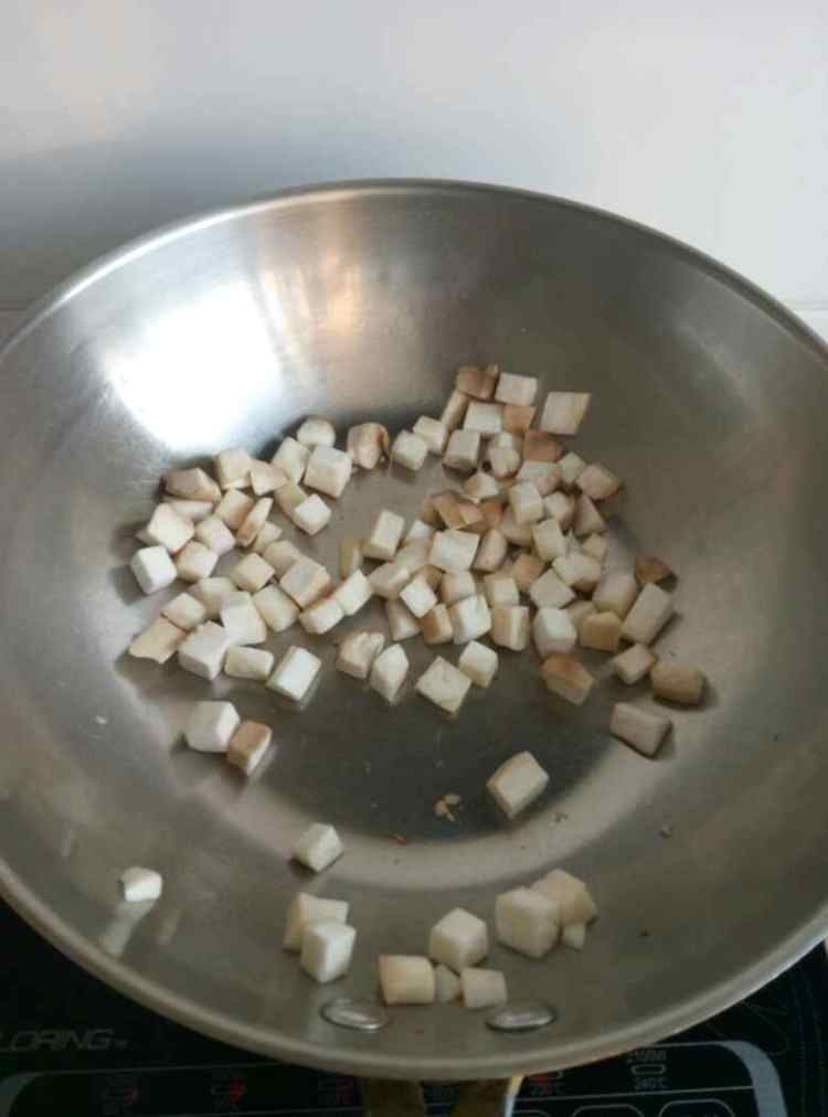杏鲍菇黄瓜炒肉丁步骤4