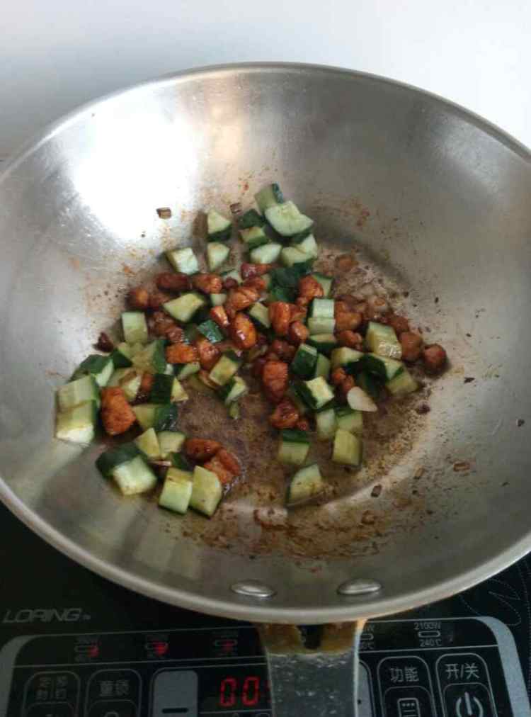 杏鲍菇黄瓜炒肉丁步骤7