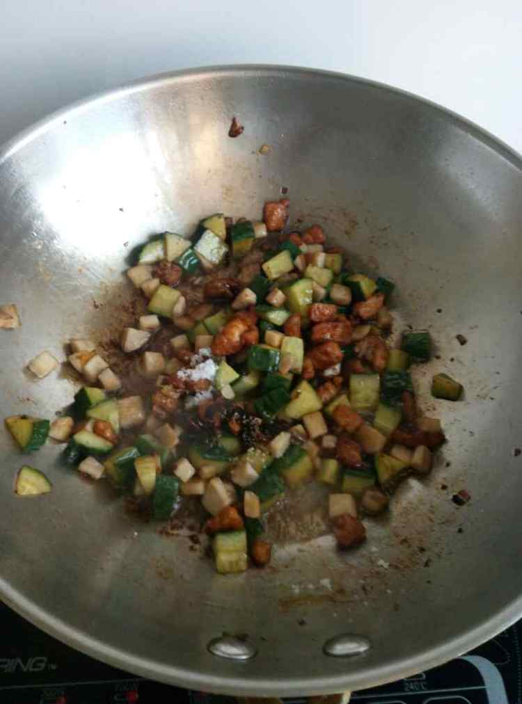 杏鲍菇黄瓜炒肉丁步骤9