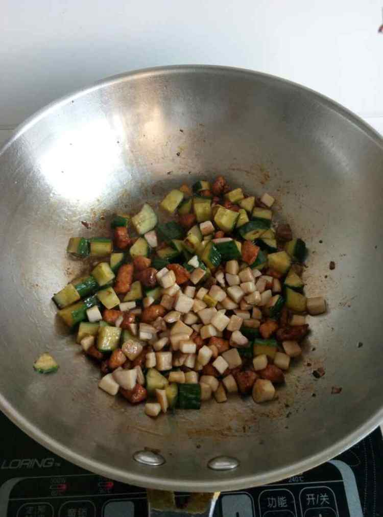 杏鲍菇黄瓜炒肉丁步骤8