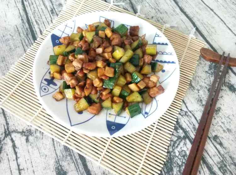 杏鲍菇黄瓜炒肉丁步骤10