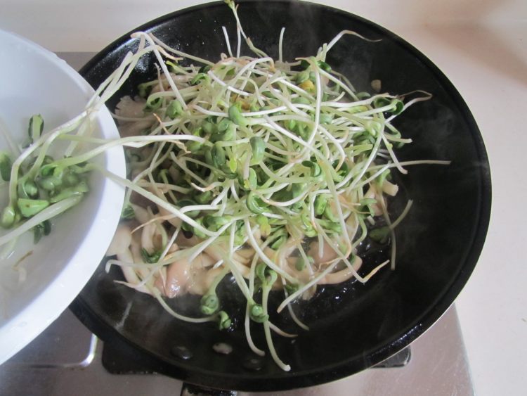 姬菇炒豆苗步骤3