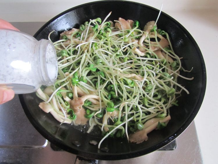 姬菇炒豆苗步骤4