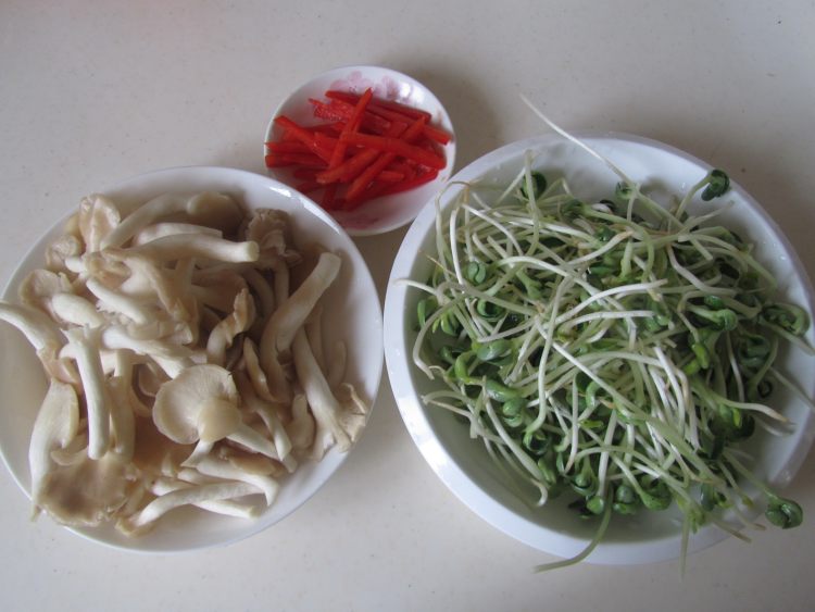 姬菇炒豆苗步骤1