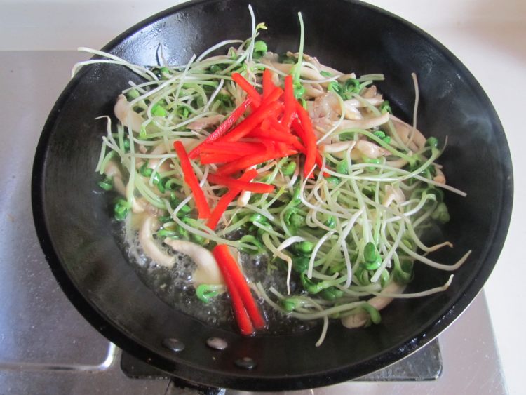 姬菇炒豆苗步骤5