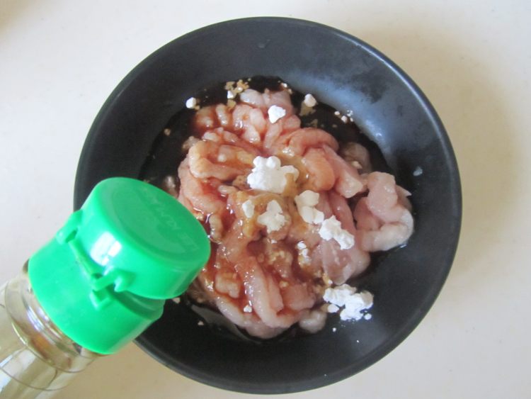 酸菜苕粉肉丝步骤2