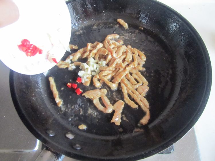酸菜苕粉肉丝步骤4