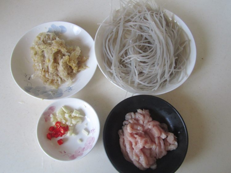 酸菜苕粉肉丝步骤1