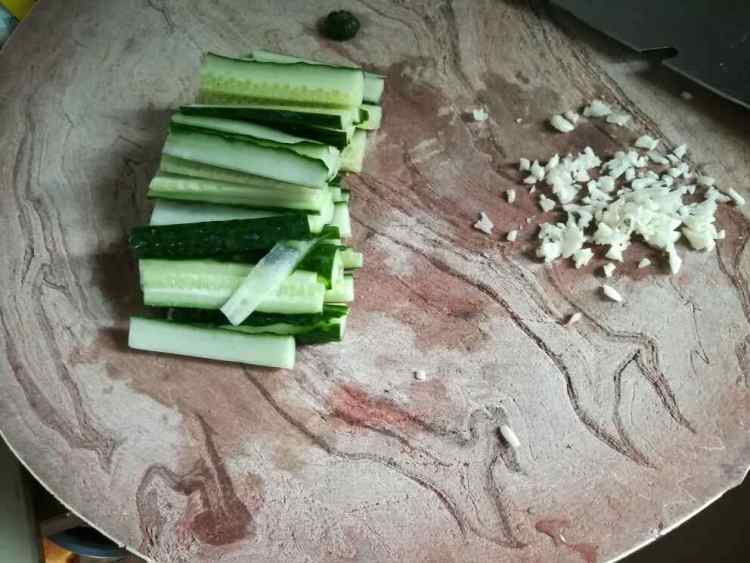 剁椒黄瓜条步骤2