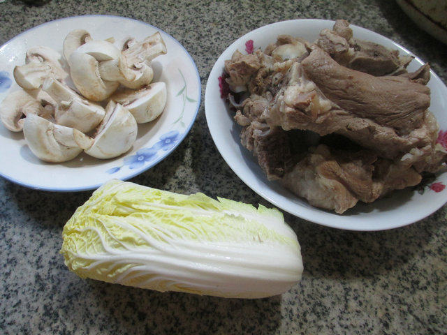 蘑菇娃娃菜筒骨汤步骤1
