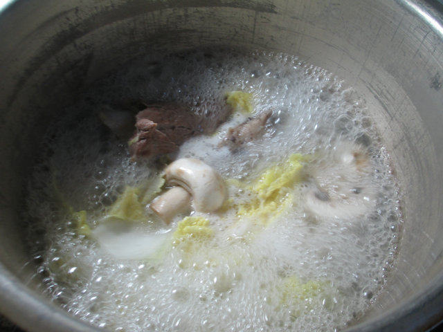 蘑菇娃娃菜筒骨汤步骤8