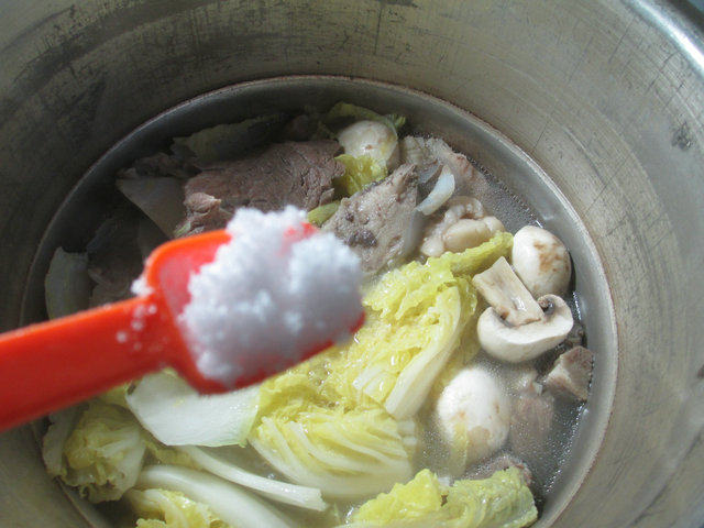 蘑菇娃娃菜筒骨汤步骤9