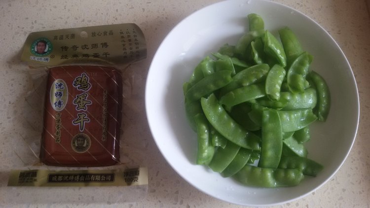 荷兰豆炒香干步骤1
