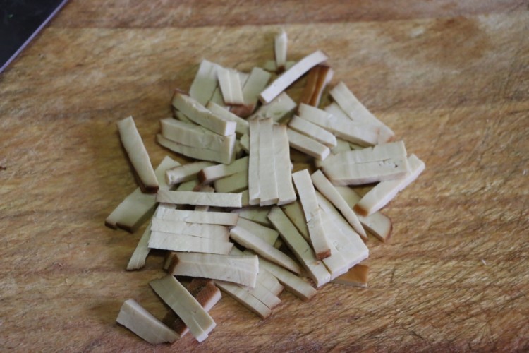 蒜薹香干炒肉丝步骤1