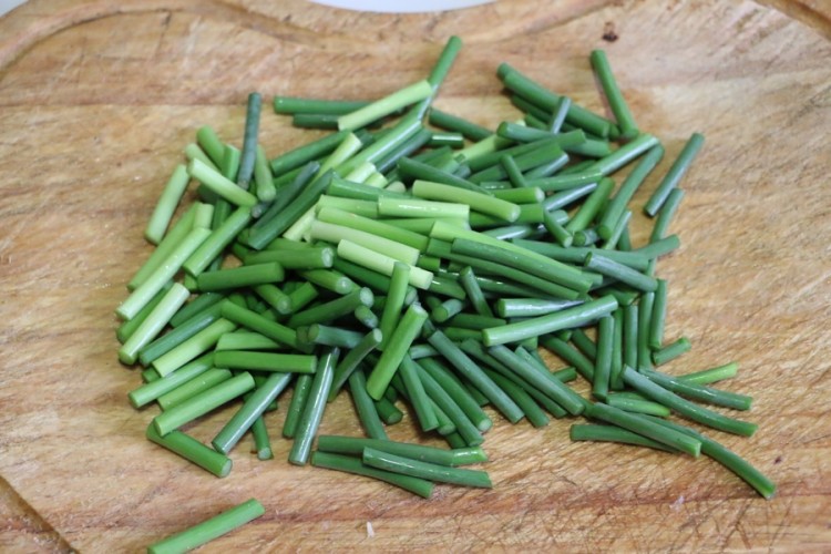 蒜薹香干炒肉丝步骤2