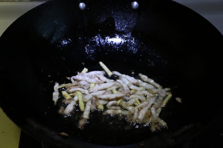 蒜薹香干炒肉丝步骤4