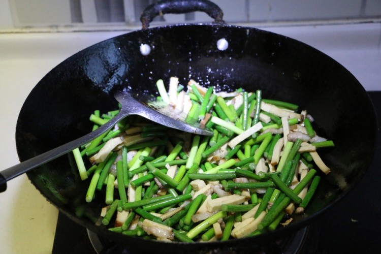 蒜薹香干炒肉丝步骤6