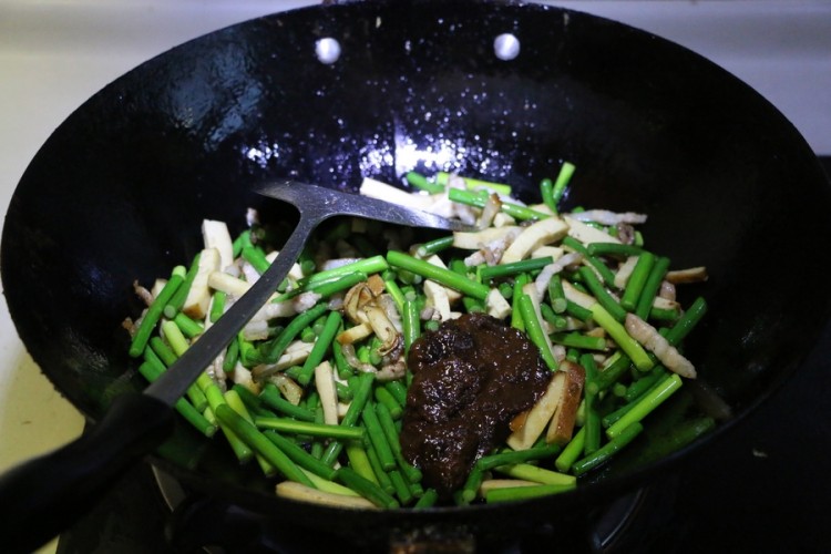 蒜薹香干炒肉丝步骤7