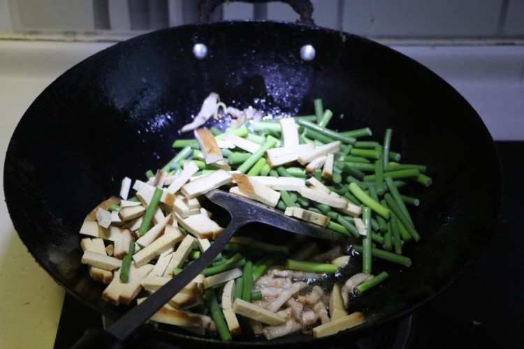 蒜薹香干炒肉丝步骤5