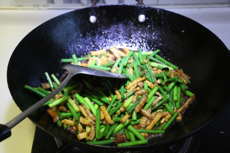 蒜薹香干炒肉丝步骤8