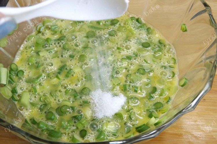 蒜薹摊鸡蛋步骤5