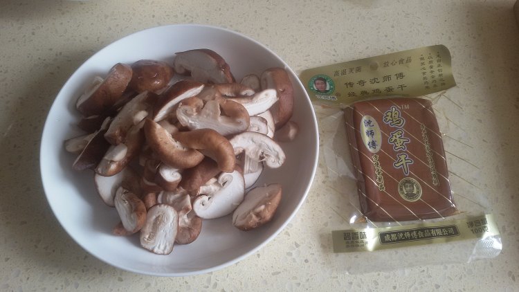 香菇炒鸡蛋干步骤2