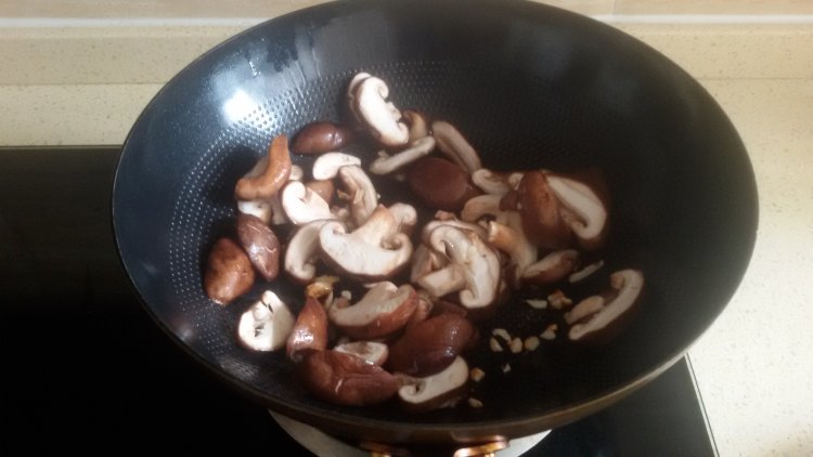 香菇炒鸡蛋干步骤5