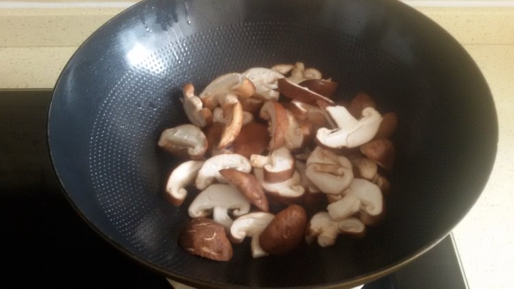香菇炒鸡蛋干步骤4