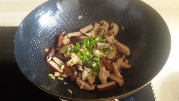 香菇炒鸡蛋干步骤8