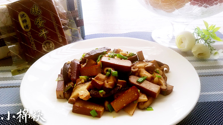 香菇炒鸡蛋干步骤9