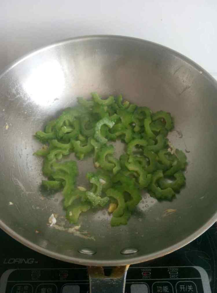 鸡蛋炒苦瓜步骤8