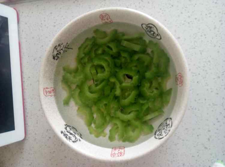 鸡蛋炒苦瓜步骤5