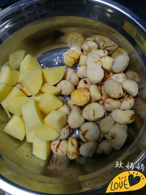 香菇栗子炖鸡步骤3