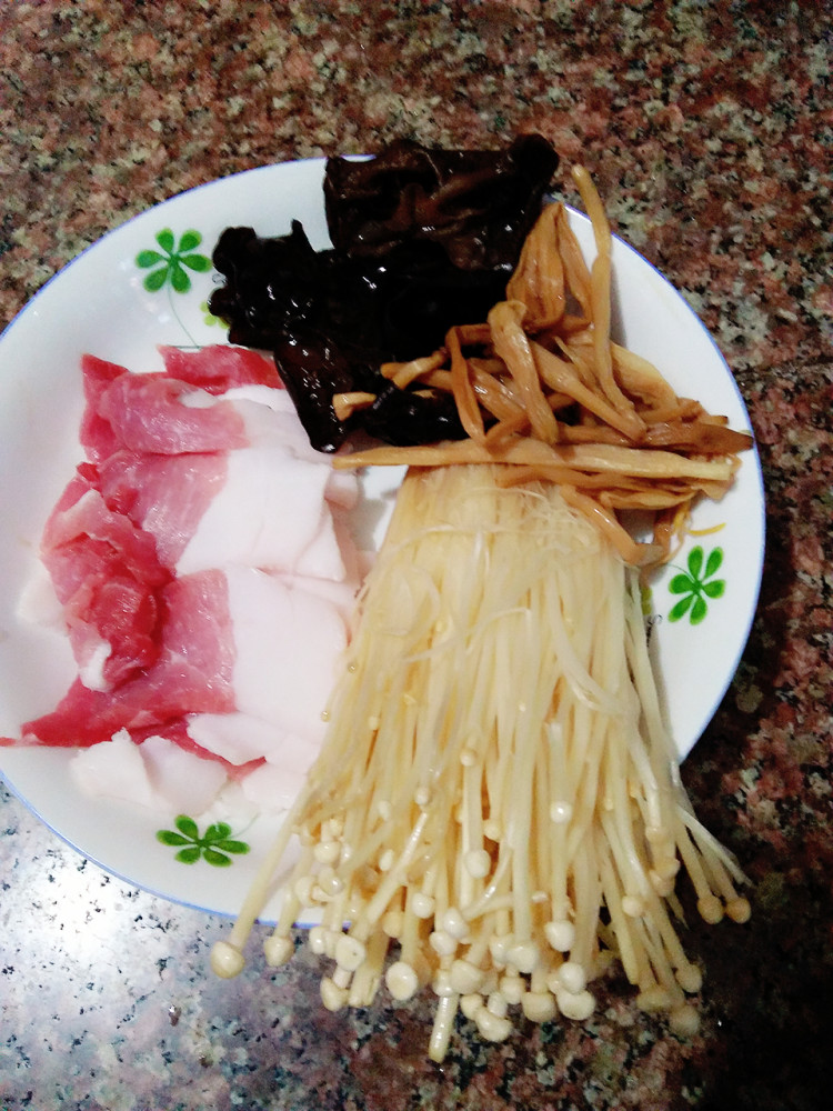 肉片金针菇汤步骤2