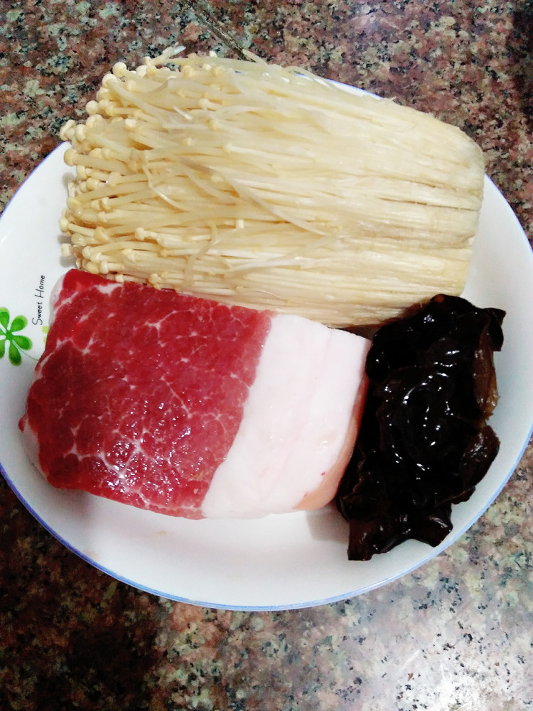 肉片金针菇汤步骤1