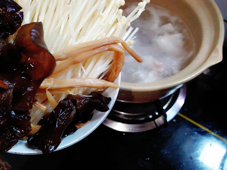 肉片金针菇汤步骤8