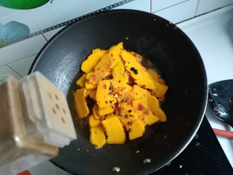 剁椒豆豉炒南瓜步骤8