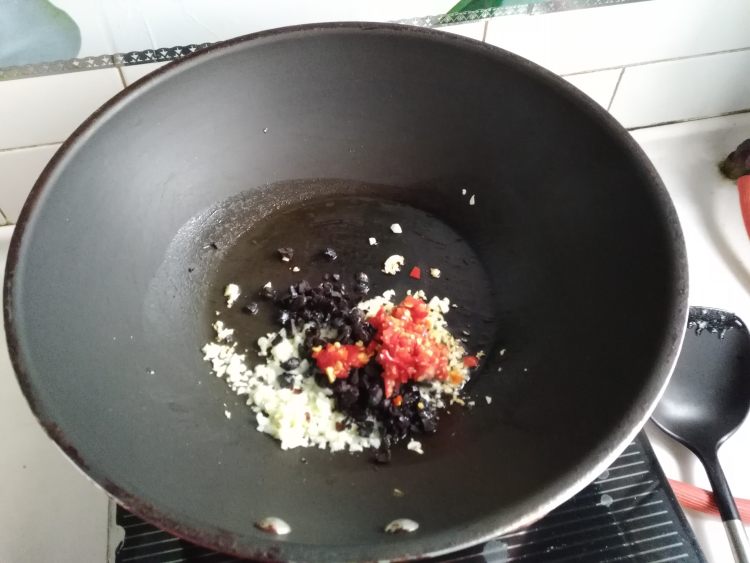 剁椒豆豉炒南瓜步骤6