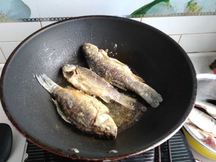香酥鲫鱼步骤3