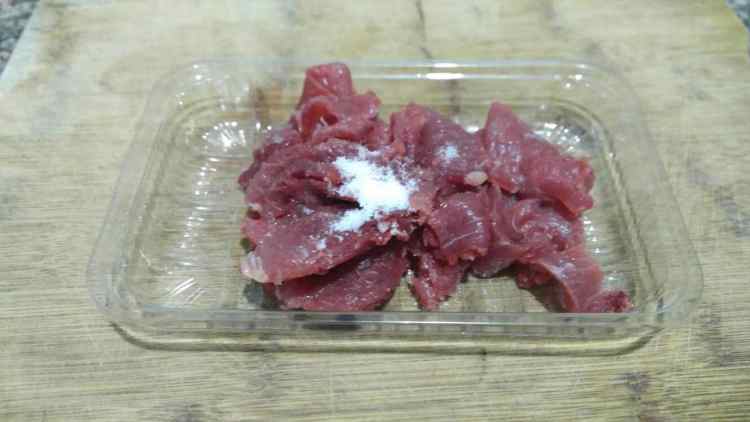 苦瓜炒牛肉步骤2